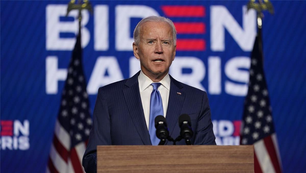 Joe Biden signe le projet de loi sur la défense, malgré l'interdiction des soins médicaux destinés aux enfants transgenres de l'armée