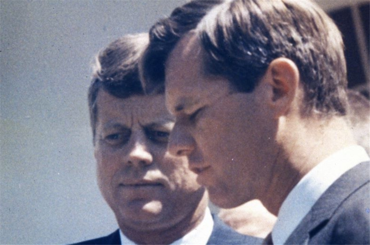 JFK  président conduit à l'hôpital après avoir été touché par une balle