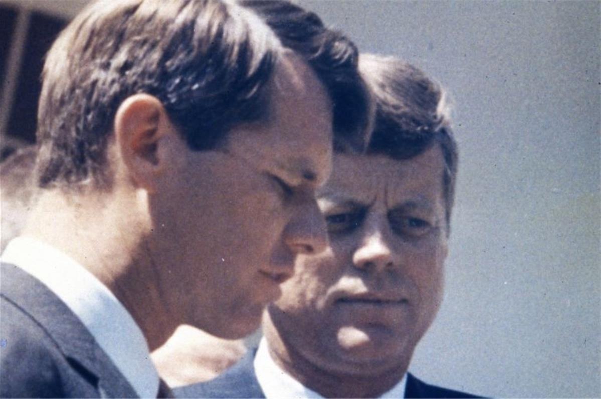 JFK  président conduit à l'hôpital après avoir été touché par une balle