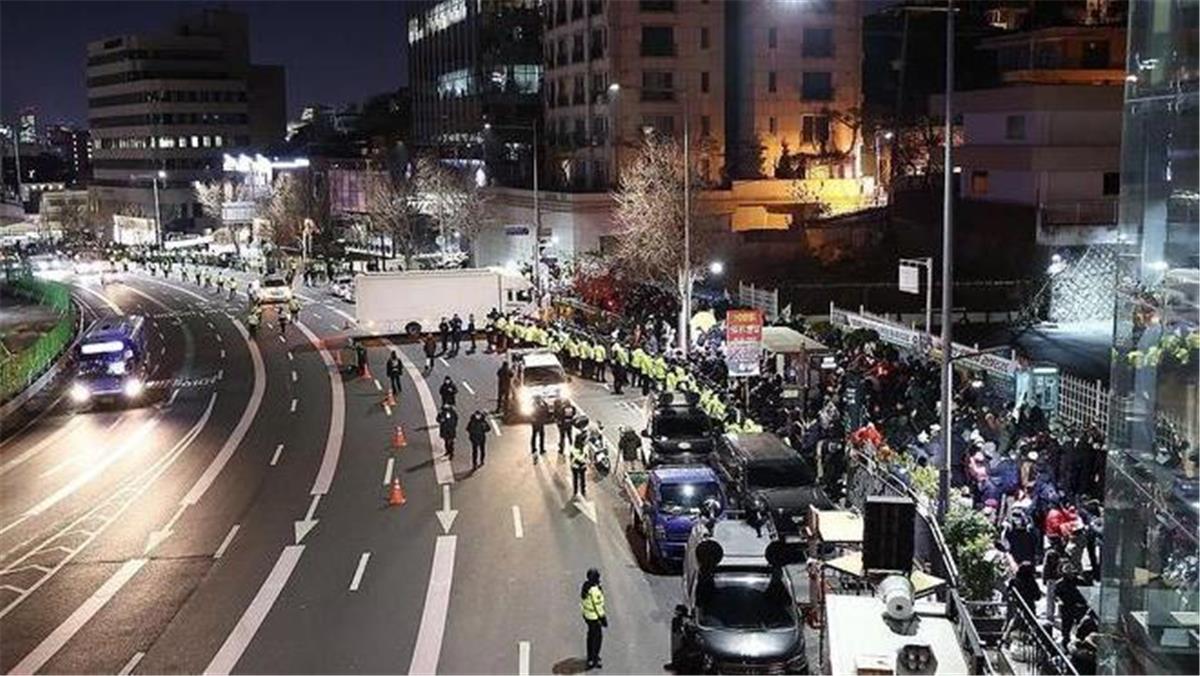 SEOUL, 3 janv. (Xinhua) -- Un véhicule qui était supposé se rendre au bureau présidentiel pour l'arrestation du président sud-coréen destitué Yoon Suk-yeol est arrivé sur une route devant le bureau présidentiel, dans la matinée de mardi, ici.