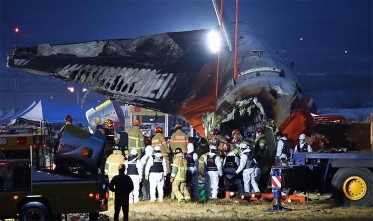 Une hôtesse de l'air sud-coréenne survit alors que la queue de l'avion se détachait, elle pourrait être paralysée