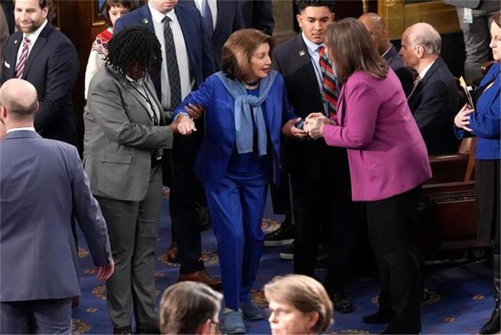 Après chirurgie Pelosi revient pour la première fois à la Chambre en renonçant à ses talons hauts emblématiques