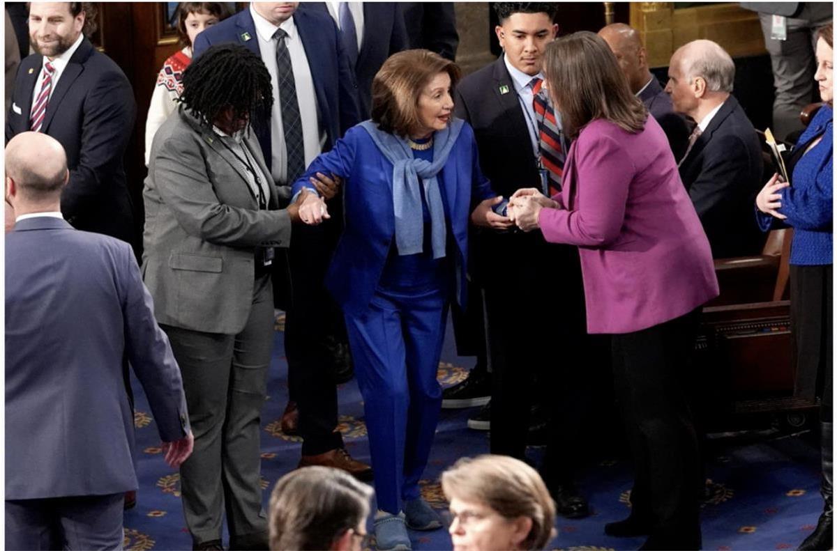 Presse américaine : Pelosi fait son premier retour à la Chambre des représentants après une chirurgie de la hanche, abandonnant ses fameux hauts talons pour des chaussures plates