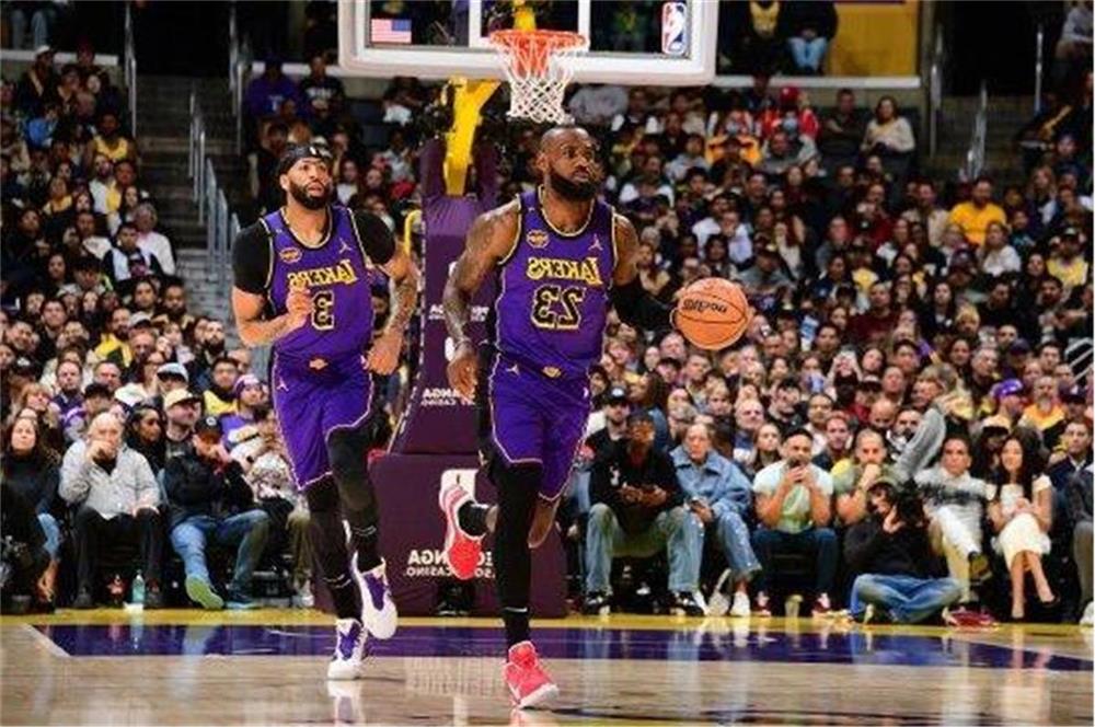 James marque 30 points consécutifs à 40 ans ! James atteint un jalon avec 30 points et 8 rebonds, Davis fait 18 points et 19 rebonds, Young fait 33 points et 9 rebonds, les Lakers battent facilement les Hawks