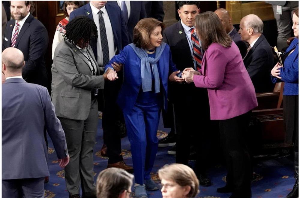 Presse américaine : Pelosi fait son premier retour à la Chambre des représentants après une chirurgie de la hanche, abandonnant ses fameux hauts talons pour des chaussures plates